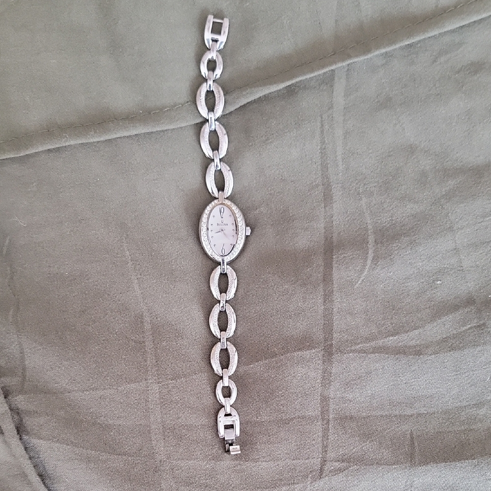 Elegant Silver Oval Link Watch